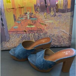 Shoe practically new Jean look adorable